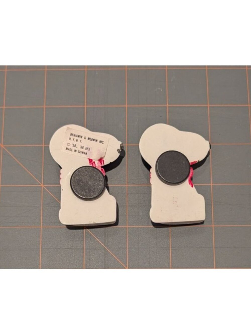 Vintage Snoopy Magnets Pair 2" Benjamin & Medwin 1958/1966 Taiwan - Picture 7 of 16